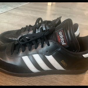 MENS’s ADIDAS SAMBA Soccer Shoe. Lightly used. Too small.